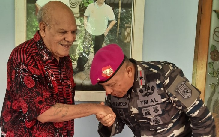 Komandan Pangkalan Utama TNI AL (Lantamal) X Jayapura, Brigjen Marinir FJH Pardosi, penuh hormat kepada tetua adat Papua.