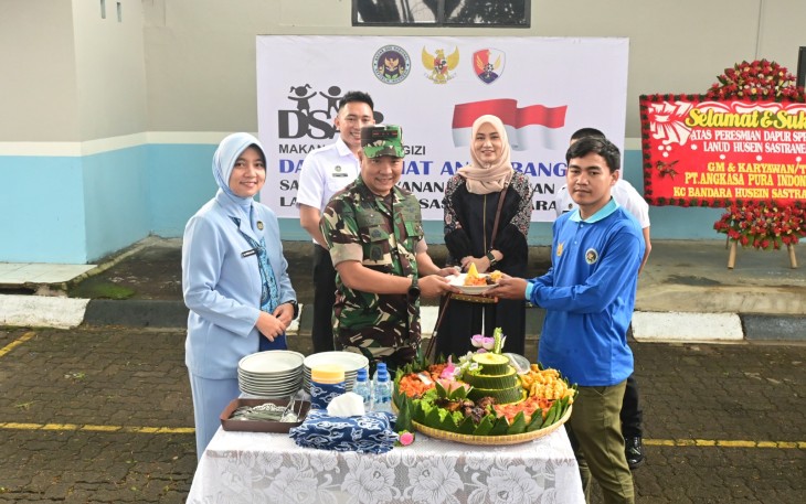 Komandan Lanud Husein Sastranegara Kolonel Pnb Alfian, S.E., M.Han., didampingi Kadispotdirga Lanud Husein Sastranegara Letkol Pas Rudiyanto Dahlan, S.T., M.I.Pol.,M.A.