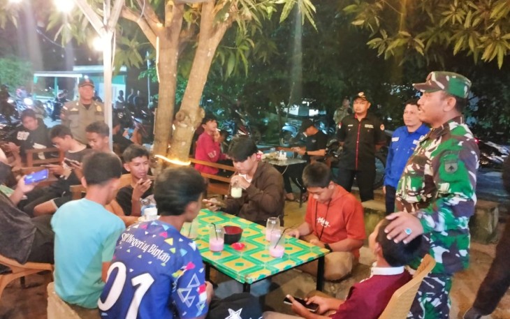 Lettu Kav Juli Purnomo saat menyampaikan imbauan kepada masyarakat agar senantiasa menjaga ketertiban dan keamanan di lingkungan masing-masing.