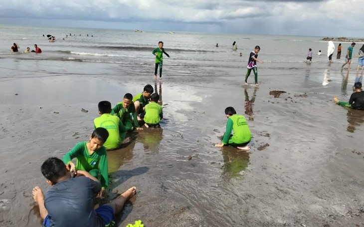 Siswa MI Al-Bashirah Manggala Belajar dan Bermain di Pantai Biru Metro Makassar