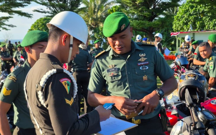 Komandan Pomdam XVIII/Kasuari, Kolonel Cpm M. Rokib Jabar, S.H., saat melaksanakan kegiatan pembagian helm standar dan pemeriksaan kendaraan bermotor kepada prajurit dan PNS Kodam XVIII/Kasuari, bertempat di Lapangan Makodam XVIII/Kasuari, pada Rabu (20/8/2025).