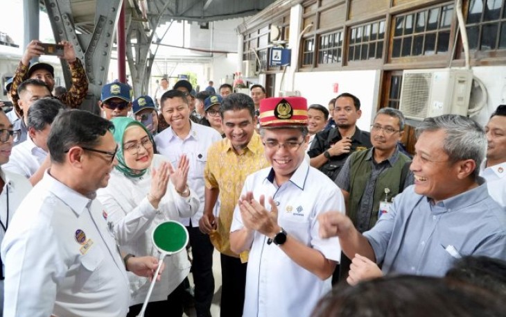 Menaker Yassierli saat Pantau Arus Mudik di Stasiun Pasar Senen, Jumat (28/3/2025).