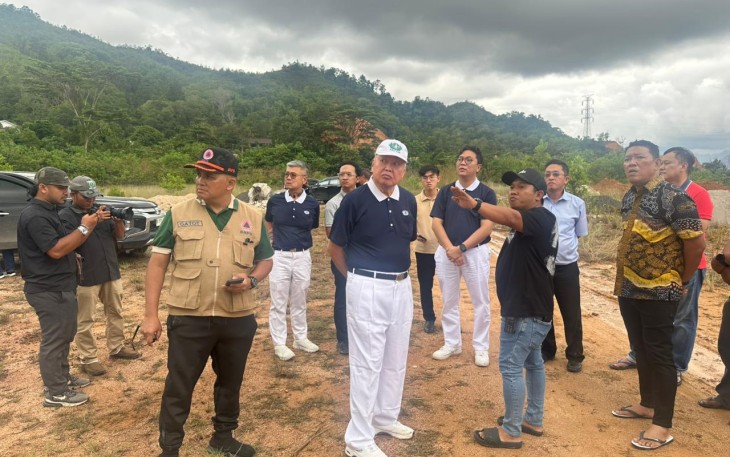Meninjau lahan 3 hektar untuk pembangunan Huntap di Jl. Sudirman Parombunan, Sibolga Selatan, bersama Tim BNPB, Walikota, dan Pimpinan Budha Tzu Chi,  untuk relokasi warga terdampak, Minggu (14/12). Sumber BNPB.