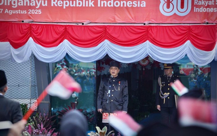 Menkop Budi Arie saat jadi Pembina Upacara HUT Ke-80 Kemerdekaan RI di Lapangan Upacara Kemenkop
