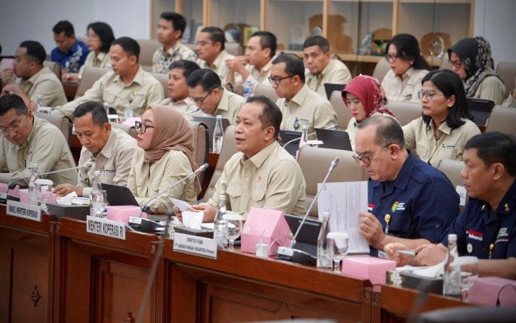 Menkop Ferry Juliantono saat memaparkan dan melaporkan perkembangan pembangunan gerai fisik, gudang, dan sarana prasarana lain KopdesKel Merah Putih di hadapan anggota Komisi VI DPR RI, Selasa (1811). 