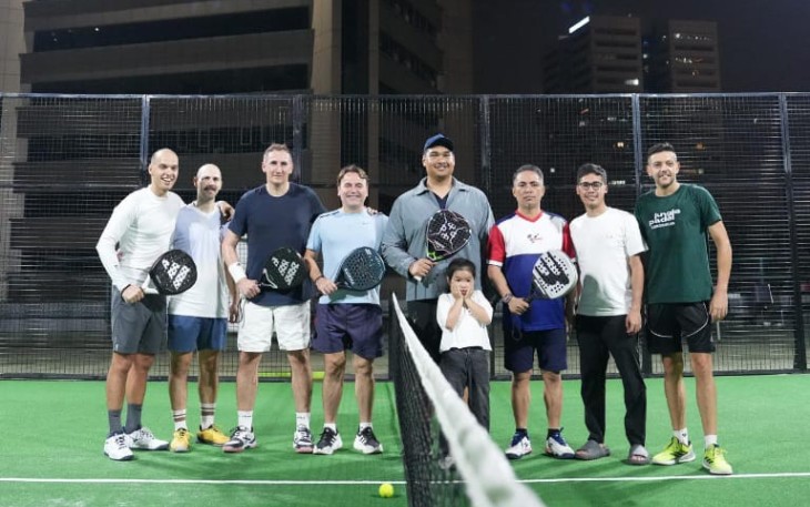 Menpora RI, Dito Ariotedjo, menerima kunjungan dari Presiden Levante Football Team, Jon Danvila, di Lapangan Padel, Rooftop Wisma Kemenpora, Jakarta, Sabtu (19/7).