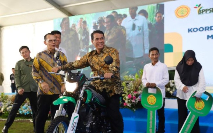Mentan Arman saat Bagikan Motor Penyuluhan Pertanian Berprestasi di Lapangan Kantor Pusat Kementerian Pertanian (Kementan), Sabtu (26/4/20205).