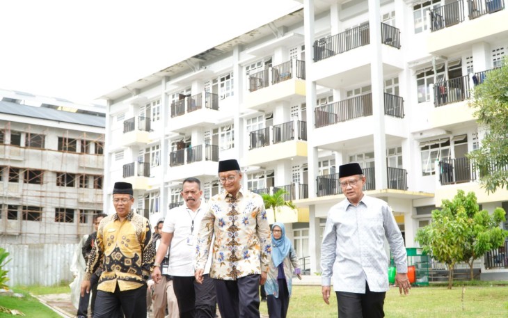Menteri Dody saat meninjau rencana pembangunan Kampus Terpadu Madrasah Mu’alimat Muhammadiyah Yogyakarta pada Senin (17/2). 