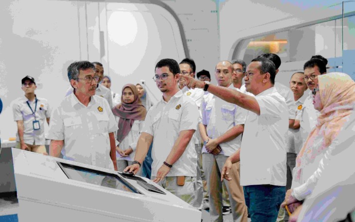 Menteri Energi dan Sumber Daya Mineral (ESDM) Bahlil Lahadalia saat menyempatkan diri menyapa dan berdialog dengan para pengamat gunung api di seluruh Indonesia melalui konferensi video, Senin (29/12).