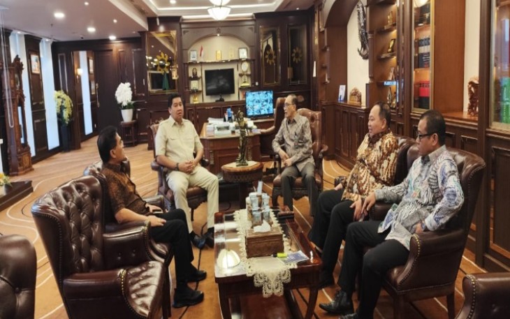 Menteri PKP Maruarar Sirait saat bertemu Ketua Mahkamah Agung RI, Prof. Dr. H.Sunarto, S.H., M.H., dengan didampingi Wakil Ketua Mahkamah Agung RI bidang Yudisial, Suharto, S.H., M.Hum dan Sekretaris Mahkamah Agung RI, Sugiyanto, S.H., M.H.