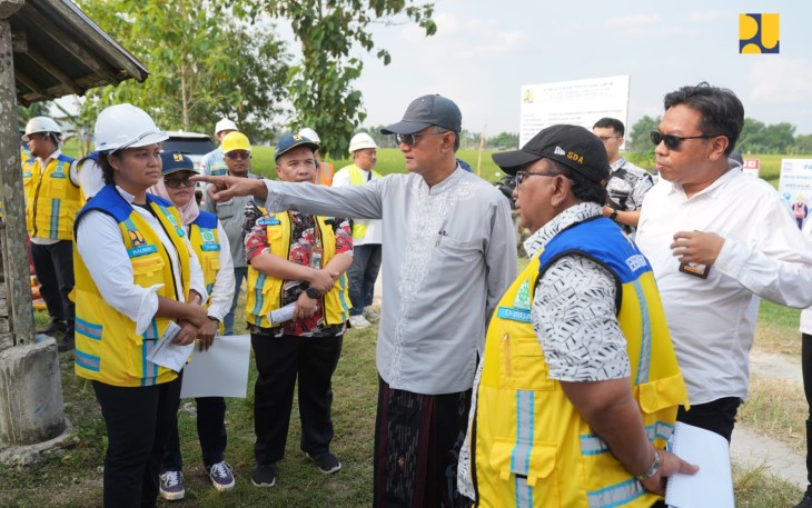 Menteri PU Dody Hanggodo saat meninjau Daerah Irigasi (DI) Pondok di Kabupaten Ngawi, Jawa Timur, Jumat (27/6/2025).