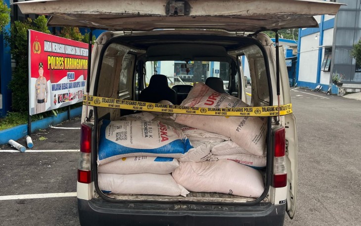 Mobil Daihatsu Grandmax berisi 20 karung pupuk ponska dan urea subsidi milik S dan K, diamankan di Polres Karanganyar.