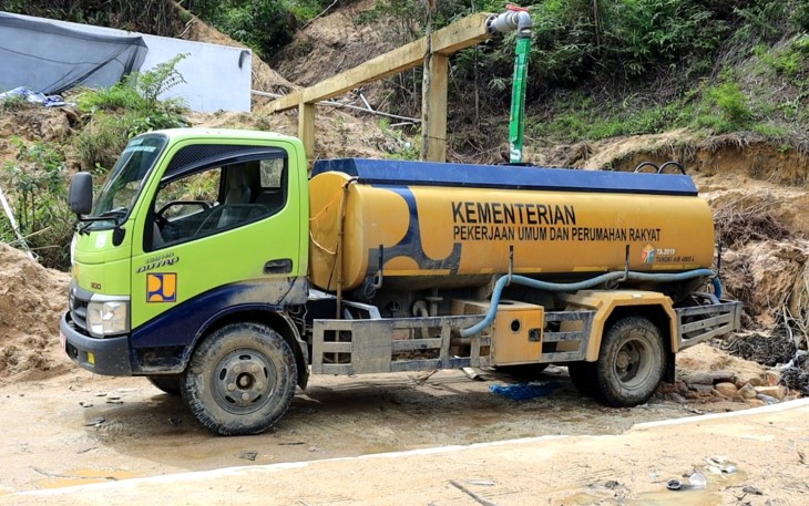 Tangki air bersih berkeliling untuk mendistribusikan air kepada warga melalui hidran umum yang tersebar di beberapa titik di Tapanuli Tengah.