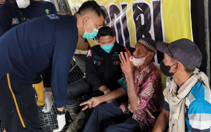 Nakes Polri saat Berikan Layanan Kesehatan Gratis bagi Korban Banjir di Aceh Tamiang