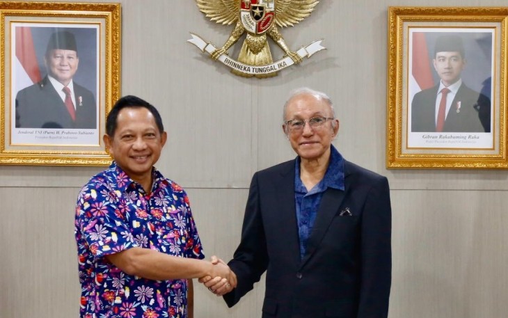 Mendagri Muhammad Tito Karnavian saat menerima kunjungan silaturahmi Wali Nanggroe Aceh Paduka Yang Mulia (PYM) Teungku Malik Mahmud Al Haythar di Kediaman Dinas Mendagri, Jakarta, Sabtu siang (12/7/2025). 