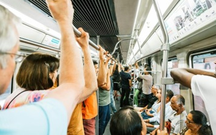 Gambar Ilustrasi keadaan gerbong kereta sedang ramai. Foto: pexels/Ethan Sees
