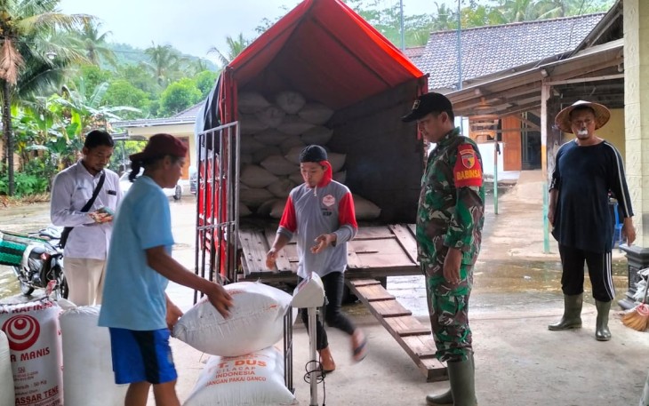 Babinsa Koramil 0801/03 Arjosari Koptu Tri Eko melaksanakan kegiatan pendampingan penyerapan Gabah oleh Bulog Pacitan, bertempat di Desa Gayuhan Kec. Arjosari, Kabupaten Pacitan, Rabu (26/02/2025)