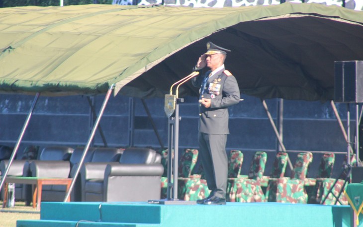 Pangdam XVIII/Kasuari, Mayjen TNI Jimmy Ramoz Manalu, S.Hub.Int., M.H.I., saat Pimpin Upacara HUT ke-80 RI di Lapangan Upacara Makodam, Trikora, Arfai 1, Manokwari, Papua Barat, pada Minggu (17/8/2025).