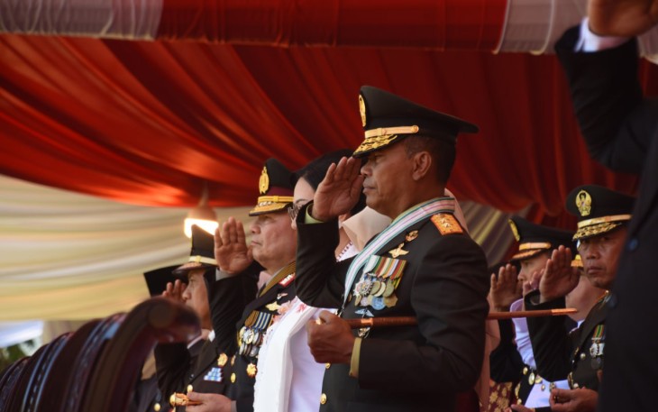 Pangdam XIII Merdeka saat memberikan penghormatan penaikan bendera merah putih oleh Paskibra