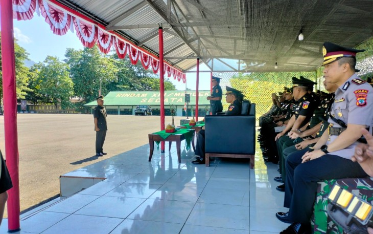 Pangdam XIII/Merdeka saat menerima laporan pemimpin upacara pada penutupan Dikmata TNI AD tahun anggaran 2025 di Mako Secata Rindam XIII/Bitung
