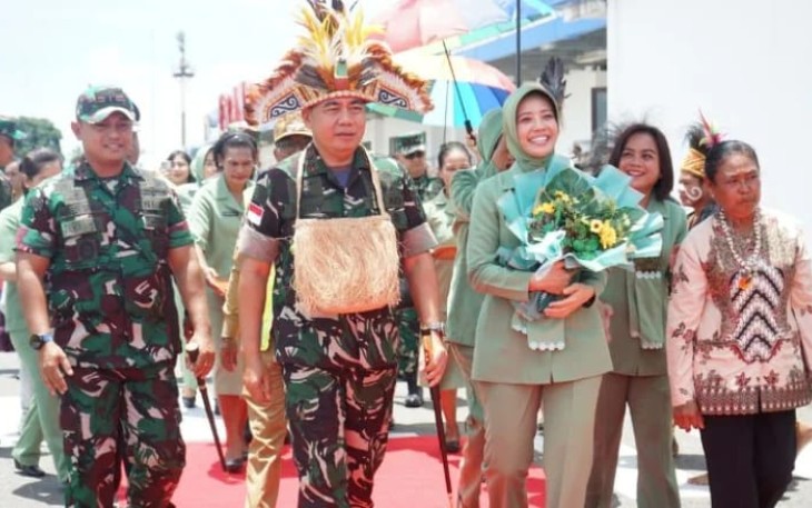 Pangdam XVIICenderawasih saat tiba di Bandara Frans Kaisiepo Biak, Selasa (1832025).