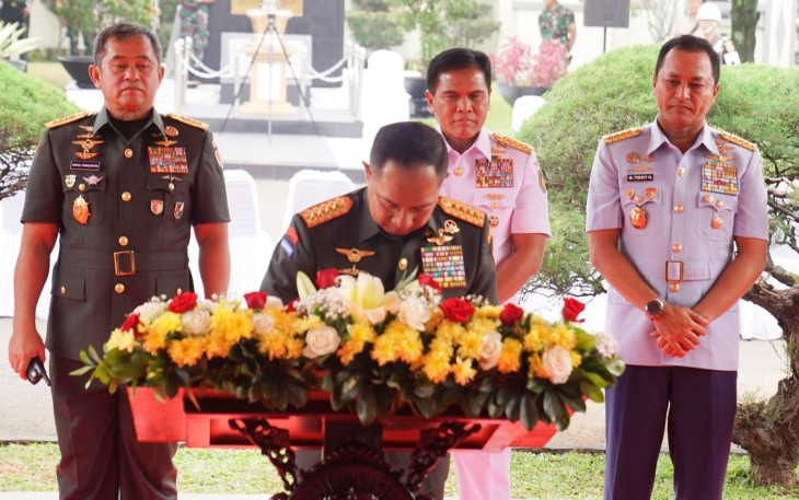 Panglima TNI saat penandatanganan prasasti peresmian Gedung Grha Wiyata Yuddha Seskoad