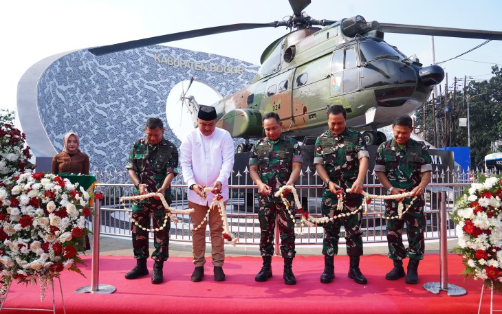 Panglima TNI Jenderal TNI Agus Subiyanto saat meresmikan Monumen Helikopter SA-330 Puma.