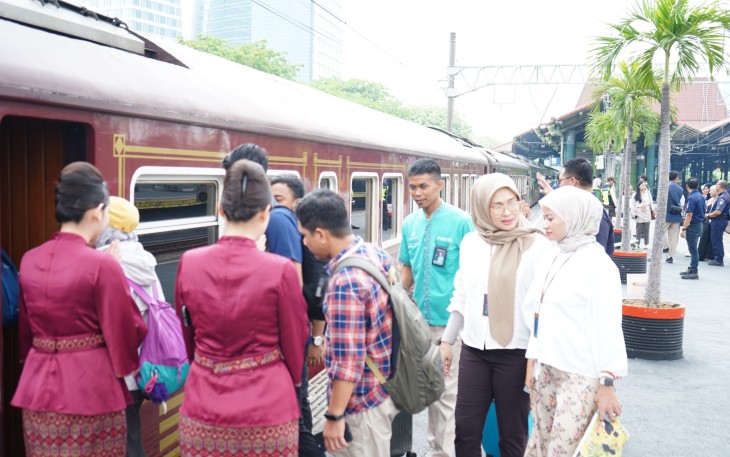 Para Penumpang Memasuki Kereta Wisata 
