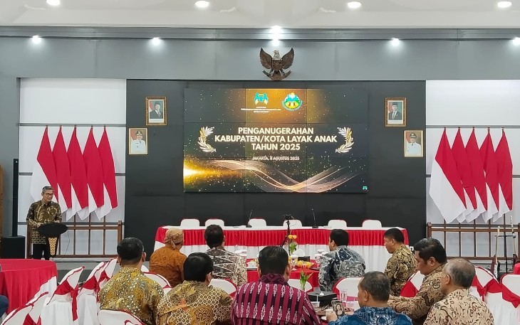 Para pejabat lintas OPD, BUMD, dan lembaga pemerhati anak mengikuti acara siaran pengumuman penerimaan penghargaan KLA tahun 2025 secara daring, di Ruang Anturium Rumah Dinas Bupati Karanganyar, Jumat (8/8/2025) malam.