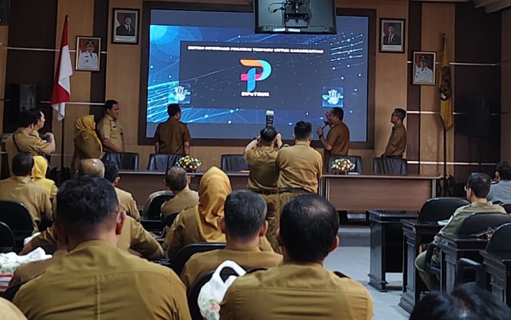 Peluncuran aplikasi Si Petruk dalam Rapat Dinas Lengkap bersama jajaran Pemkab Karanganyar, di Ruang Podang I Kantor Sekretariat Daerah setempat, Senin (2432025).
