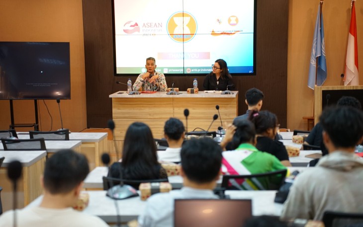 Pemaparan materi oleh Duta Besar Wakil Tetap RI untuk ASEAN H. E. M. I. Derry Aman dalam Seminar Nasional ASEAN dan Indonesia