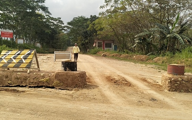 Pembatasan akses jalan oleh Pemdes Tegaldowo mengakibatkan PT Semen Gresik pabrik Rembang tidak mendapatkan suplai batu kapur.