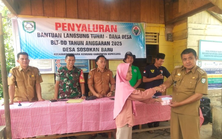 Pemdes Sosokan Baru saat Bagikan BLT-DD  