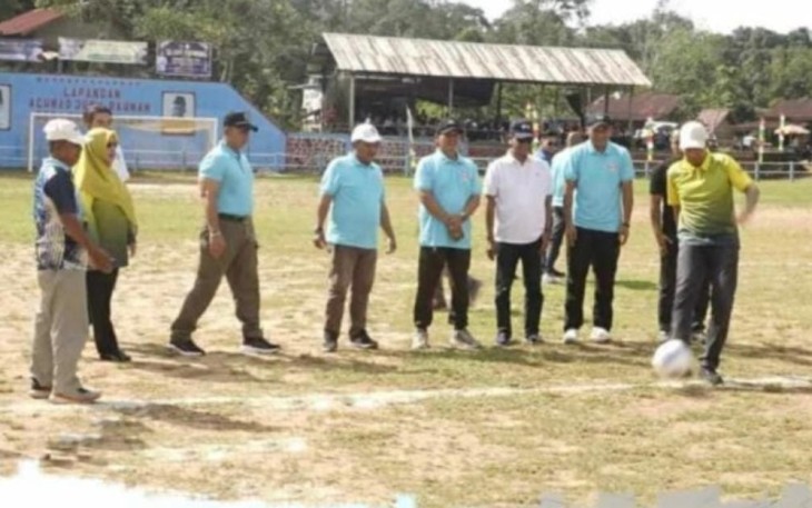 Turnamen Sungai Buluh Cup 2025 Resmi dibuka Wakil Bupati Lingga di lapangan sepakbola Achmad Jubil Rahman, Desa Sungai Buluh, Kecamatan Singkep Barat, Kabupaten Lingga, Minggu, (14/9/2025).