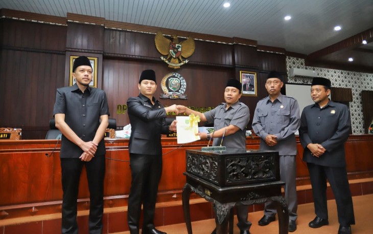 Bupati Trenggalek, Mochamad Nur Arifin, saat serah terima perubahan SOTK, RPJMD dan Laporan Pertanggung Jawaban APBD tahun 2024, di Gedung Graha Paripurna, Selasa (8/7/2025).