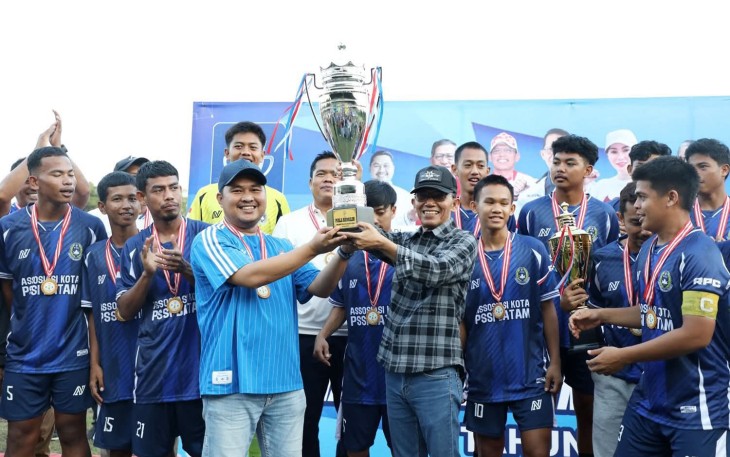 Wali Kota Batam, Amsakar Achmad menyerahkan Piala Bergilir Wali Kota Batam dan Piala Tetap Wakil Wali Kota Batam 2025.