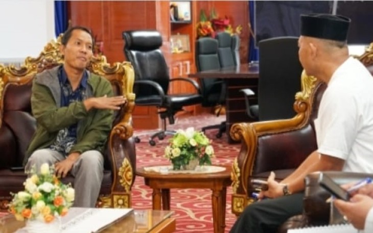 Sekda Provinsi Kepulauan Riau, Adi Prihantara, saat menerima audiensi perwakilan PT Antam Tbk yang diwakili oleh Bapak Widodo di Ruang Kerja Sekda, Gedung A, Lantai III, Kantor Gubernur Kepulauan Riau, Dompak, Tanjungpinang, Kamis (20/3).