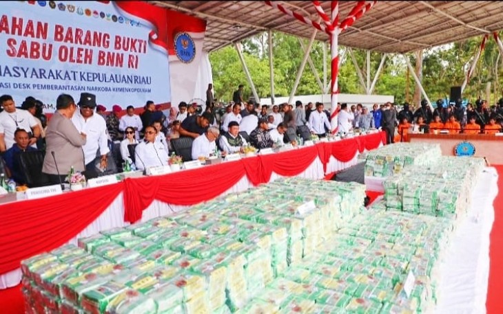Pemusnahan barang bukti narkotika jenis sabu seberat 2 ton yang digelar di Alun-Alun Engku Putri, Batam Center, Kamis pagi (12/6).