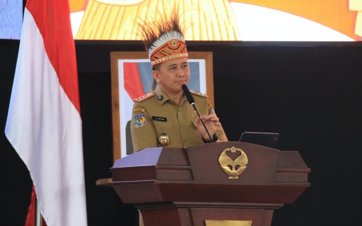Penjabat (Pj) Gubernur Papua Agus Fatoni saat zoom meeting dan dihadiri oleh 8.000 mahasiswa baru serta perwakilan mahasiswa lama dari berbagai fakultas di Universitas Cenderawasih, Jayapura, Selasa (19/08/2025).