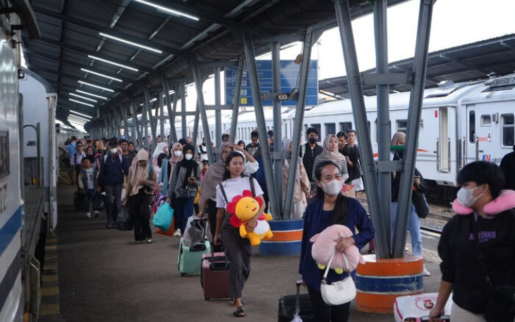 Penumpang kereta api saat tiba di stasiun Kertapati