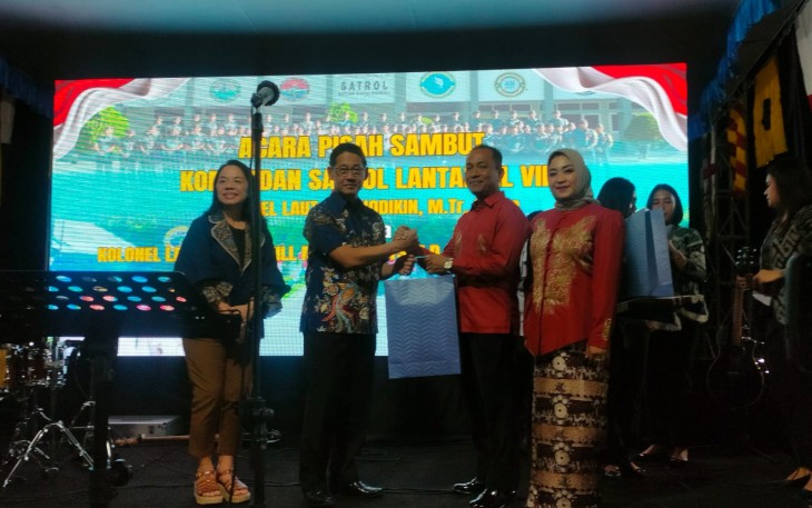 Penyerahan cenderamata oleh Walikota Bitung kepada Kolonel Laut (P) Shodikin, M.Tr.Opsla diacara pisah sambut Dansatrol VIII Bitung
