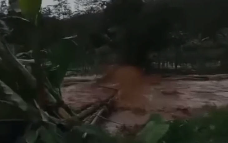 Peristiwa banjir yang melanda Sungai Lutut di Kabupaten Temanggung, Jawa Tengah pada Sabtu (315).