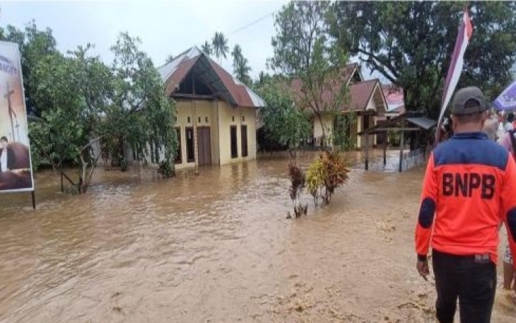 Tim gabungan bersiaga usai banjir yang terjadi pascahujan lebat yang mengguyur wilayah Kabupaten Morotai, Provinsi Maluku Utara, pada Jumat (25/4).   Sumber foto: BPBD Kab. Morotai