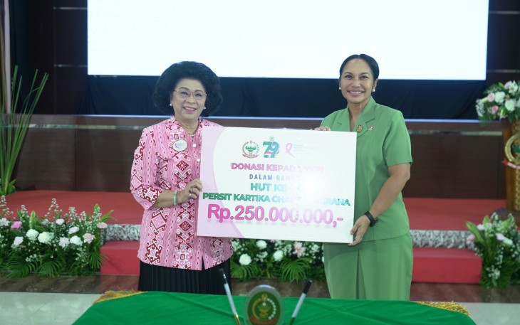 Ketua Umum Persit Kartika Chandra Kirana (Persit KCK), Uli Simanjuntak, menandatangani Nota Kesepahaman (MoU) dengan, Linda Agum Gumelar dari Yayasan Kanker Payudara Indonesia (YKPI) sekaligus pemberian donasi secara simbolis.
