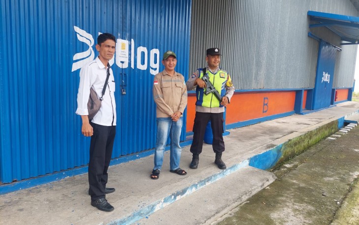 Personel Polsek Belitang III saat Sambangi Gudang Bulog