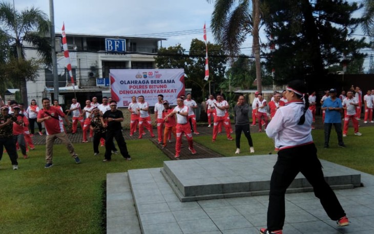 Personil Polres Bitung bersama masyarakat saat melaksanakan olahraga bersama.