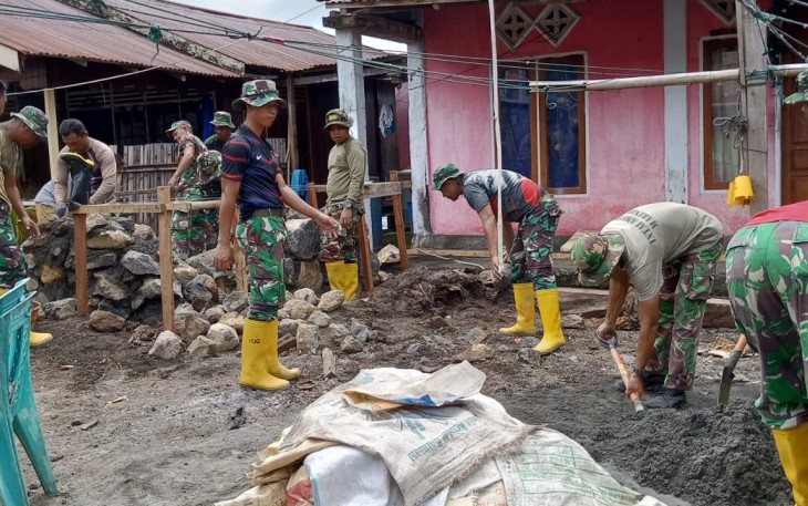 Personil Satgas TMMD Ke-123 Kodim 1310Bitung saat melaksanakan pekerjaan pembangunan sumur bor