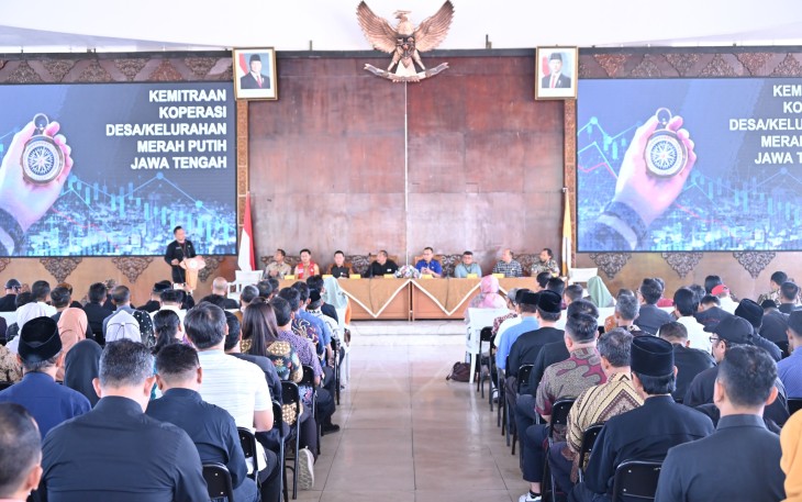 Pertemuan bersama sejumlah pihak membahas persiapan pengoperasian Kopdes Merah Putih, di Pendopo Rumah Dinas Bupati Karanganyar, Kamis (2662025).