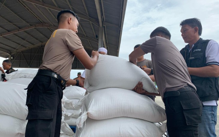 Tim gabungan menyiapkan beras dari Perum Bulog untuk dimasukkan ke pesawat Hercules TNI AU yang akan diterbangkan ke Kabupaten Bener Meriah sebanyak 8 ton, pada Jumat (12/12).