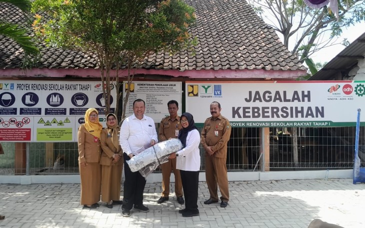 Perwakilan Dinas Pendidikan provinsi menyerahkan secara simbolis peralatan yang digunakan untuk kebutuhan siswa Sekolah Rakyat.